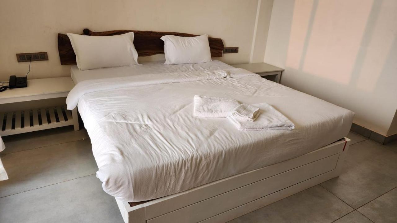 Coastal Bay Beach Resort Harnai Экстерьер фото