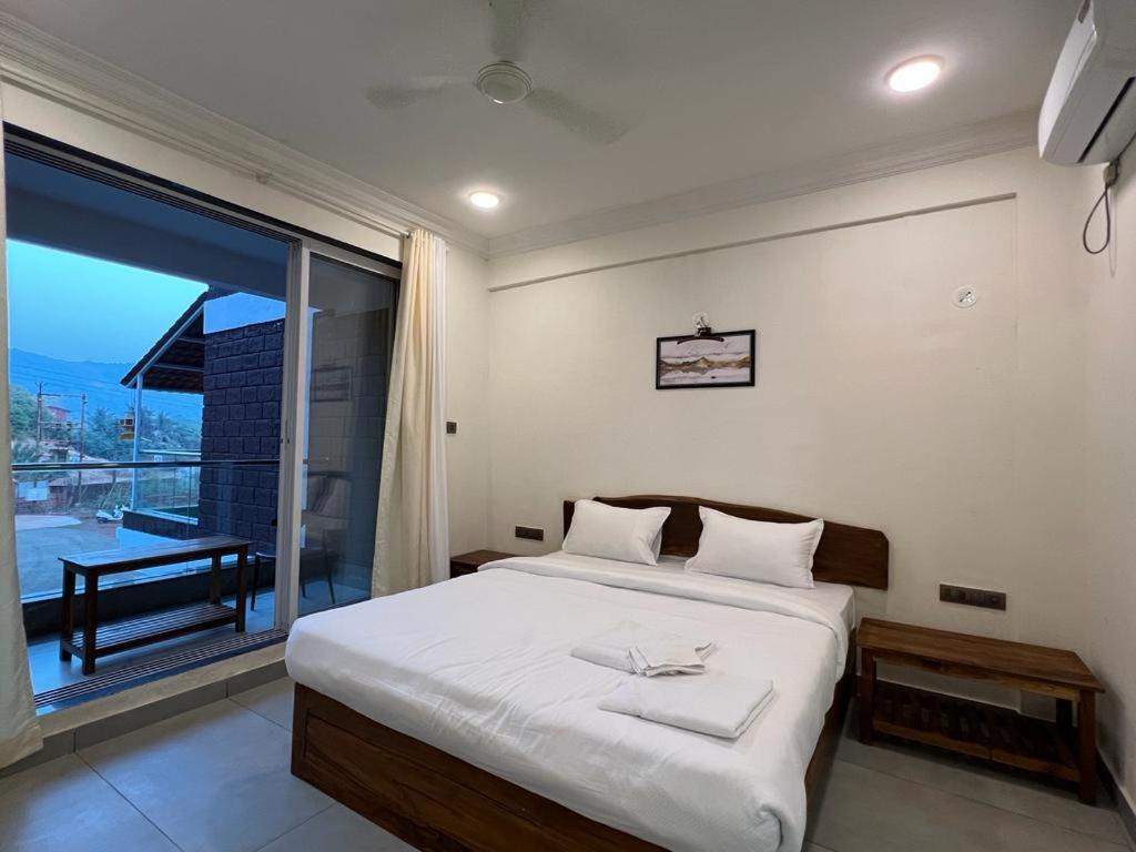 Coastal Bay Beach Resort Harnai Экстерьер фото