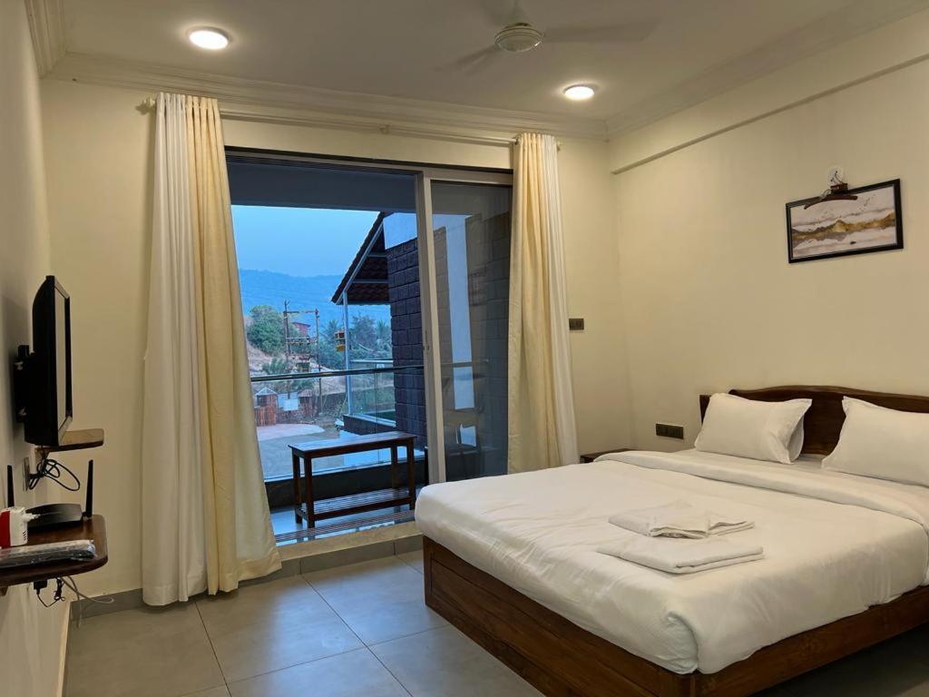 Coastal Bay Beach Resort Harnai Экстерьер фото