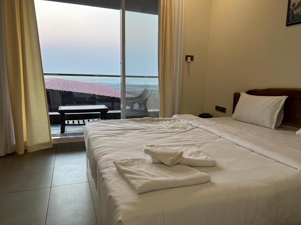 Coastal Bay Beach Resort Harnai Экстерьер фото
