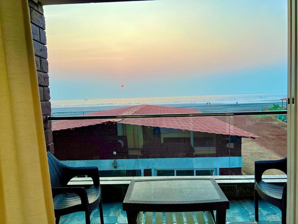 Coastal Bay Beach Resort Harnai Экстерьер фото